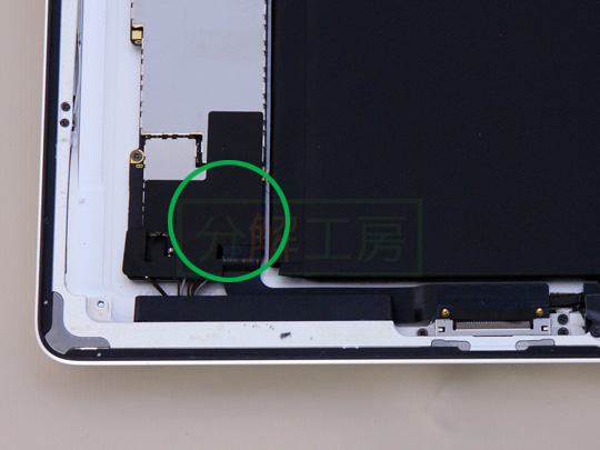 iPad 3rd gen分解7ドックコネクタ部品を外す(1)