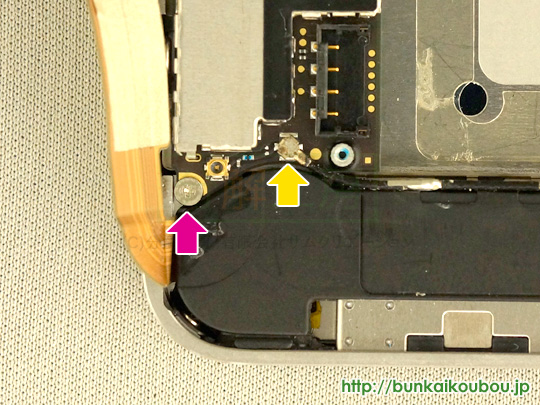 iPhone4分解13メインボード上のネジを外す（２）