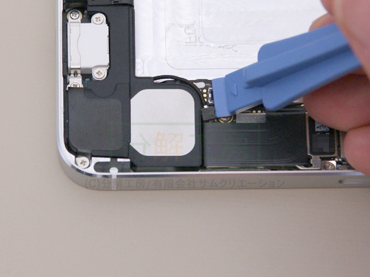 iPhone5分解11ロジックボードを外す(3)