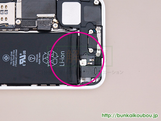 iPhone5c分解7バッテリーを外す(3)