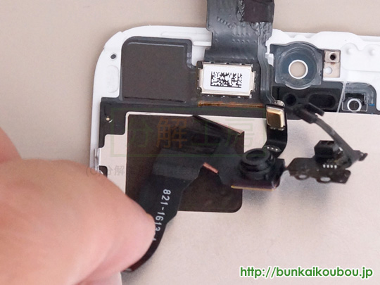 iPhone5s分解13フロントカメラ部品を外す(4)