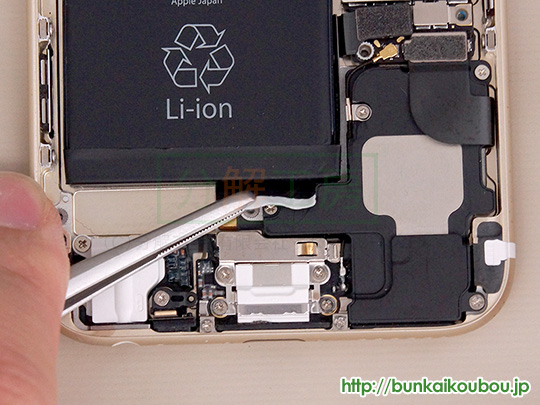 iPhone6分解19バッテリーを外す(3)