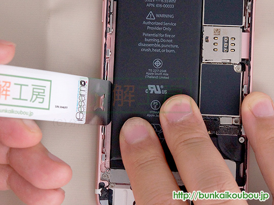iPhone6s分解12バッテリーを外す(5)