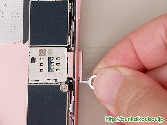 iPhone6s分解15ロジックボードを外す(2)