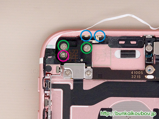 iPhone6s分解16ロジックボードを外す(3)