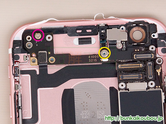 iPhone6s分解18ロジックボードを外す(5)