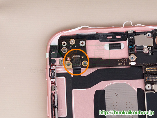 iPhone6s分解19ロジックボードを外す(6)
