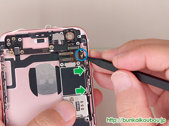 iPhone6s分解20ロジックボードを外す(7)