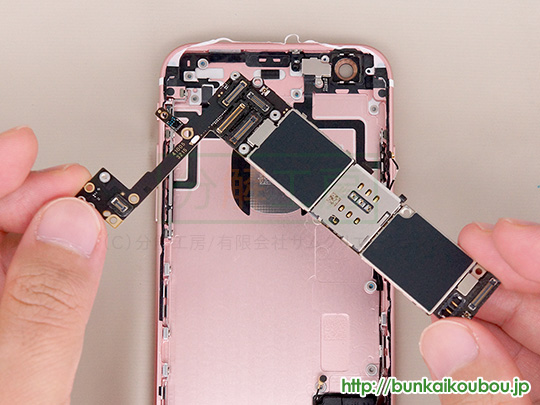 iPhone6s分解17ロジックボードを外す(8)