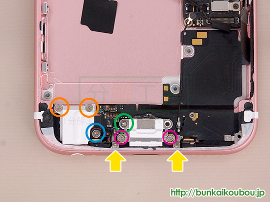 iPhone6s分解18Lightningコネクタを外す(1)
