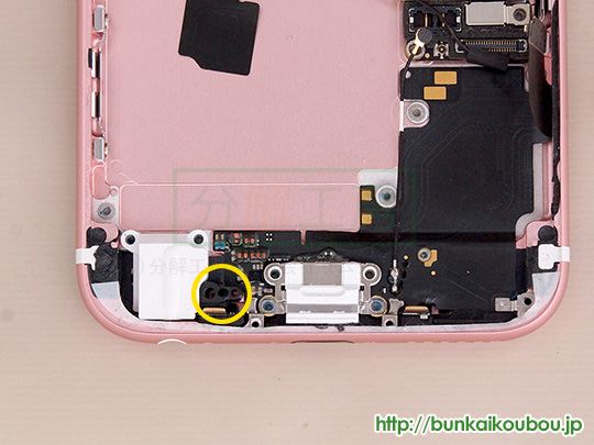 iPhone6s分解19Lightningコネクタを外す(2)
