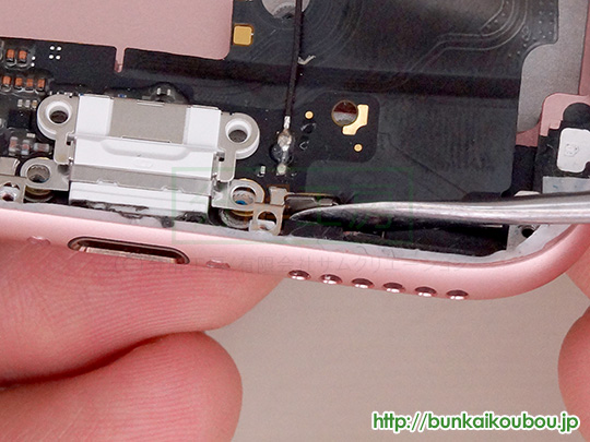 iPhone6s分解21Lightningコネクタを外す(4)