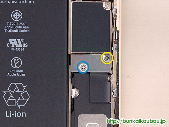 iPhone6s Plus分解7バッテリーコネクタを外す(1)