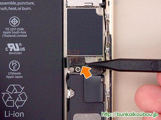 iPhone6s Plus分解8バッテリーコネクタを外す(2)