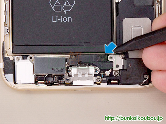 iPhone6s Plus分解10TAPTIC ENGINEを外す(2)