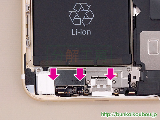 iPhone6s Plus分解10バッテリーを外す(1)