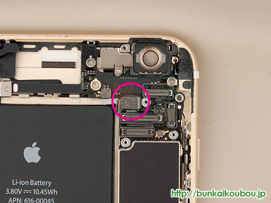 iPhone6s Plus分解14ロジックボードを外す(1)