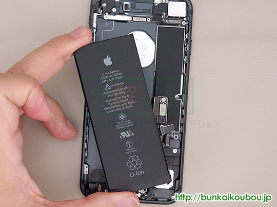 iPhone7分解17バッテリーを外す(5)