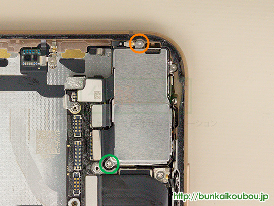 iPhoneXS分解9バックカメラを外す(2)