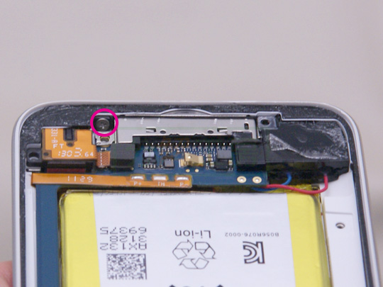iPod touch 4G分解9ヘッドホン端子部品のネジを外す