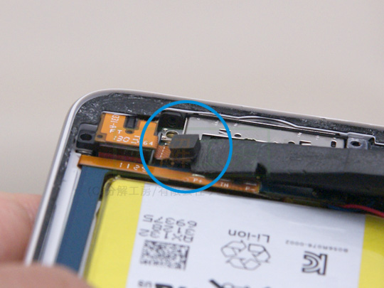 iPod touch 4G分解10ヘッドホン端子部品のコネクタを外す