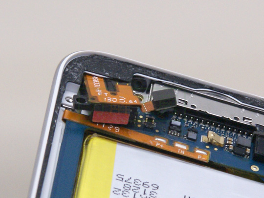 iPod touch 4G分解11ヘッドホン端子部品を取り出す