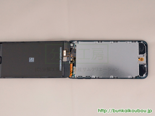 iPod touch 5G分解5液晶バックプレートを外す(1)