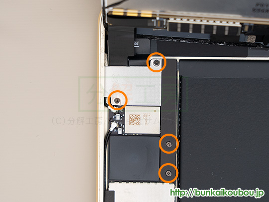iPad mini4分解5各種接続コネクタを外す(1)