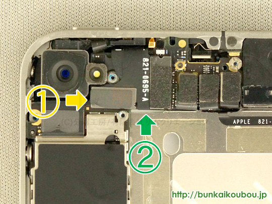 iPhone4分解8メインボード上の各種ケーブルを外す
