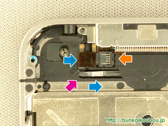 iPhone4分解19ホームボタンケーブルをフレームから外す