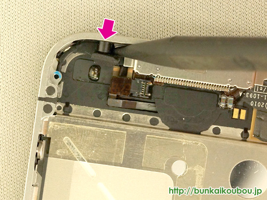 iPhone4分解18ドックコネクタを外す(3)