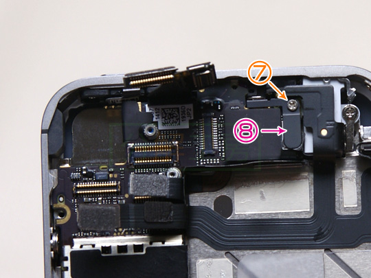 iPhone4S分解11メインボードを取り外す(1)