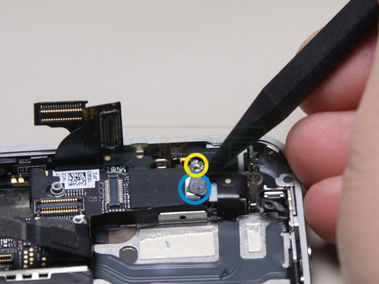 iPhone4S分解12メインボードを取り外す(2)