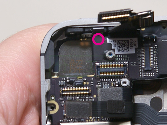 iPhone4S分解13メインボード上を取り外す(3)
