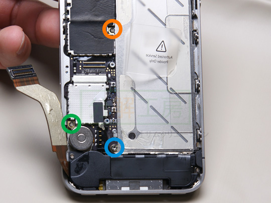 iPhone4S分解14メインボードを取り外す(4)