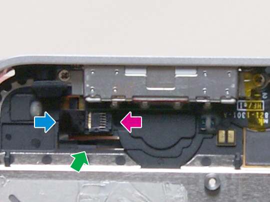 iPhone4S分解20ホームボタンケーブルを外す(1)