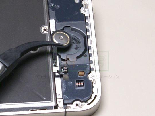 iPhone4S分解21ホームボタンケーブルを外す(2)