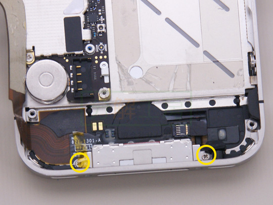 iPhone4S分解10ドックコネクタのネジを外す