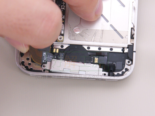 iPhone4S分解12ドックコネクタ部品を取り出す