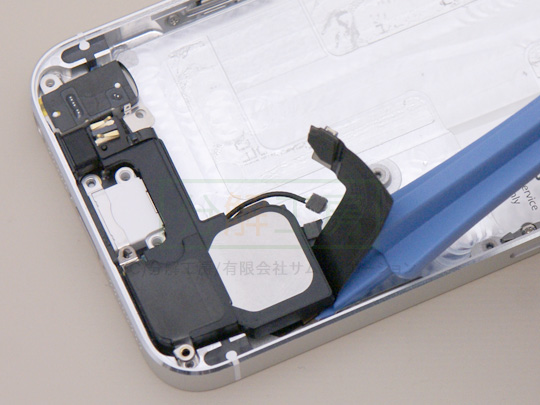 iPhone5分解17Lightningコネクタ部品を外す(2)