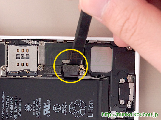 iPhone5c分解6バッテリーを外す(2)
