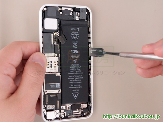 iPhone5c分解10バッテリーを外す(6)