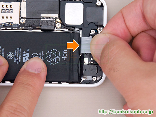 iPhone5c分解8バッテリーを外す(4)