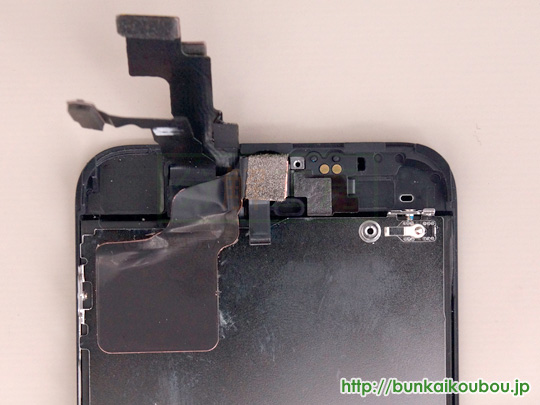 iPhone5c分解7フロントカメラ部品を外す(3)
