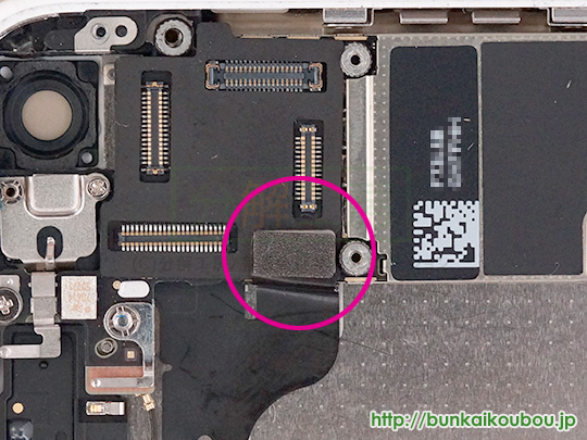 iPhone5c分解13ロジックボードを外す(1)