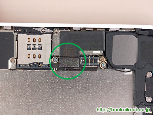 iPhone5c分解11ロジックボードのコネクタを外す