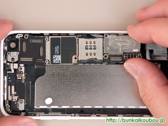 iPhone5c分解17ロジックボードを外す(5)