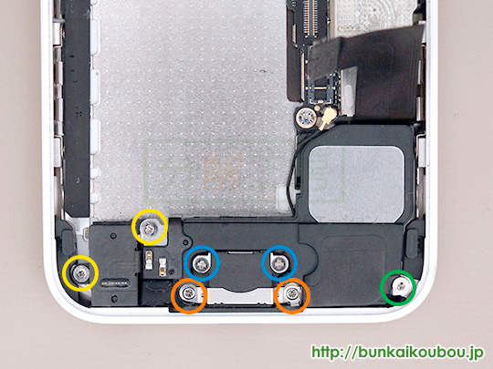 iPhone5c分解12Lightningコネクタ部品を外す(1)