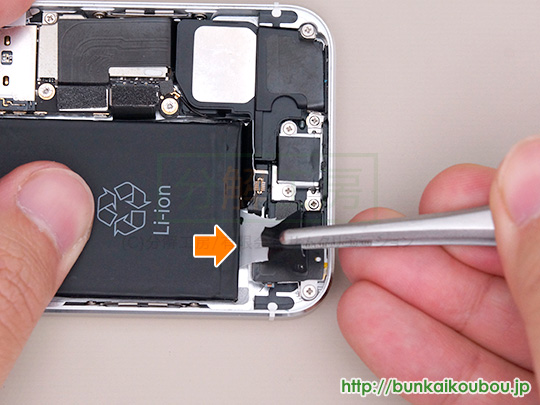 iPhone5s分解9バッテリーを取り外す(2)