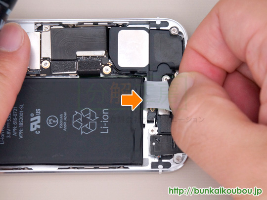 iPhone5s分解10バッテリーを取り外す(3)